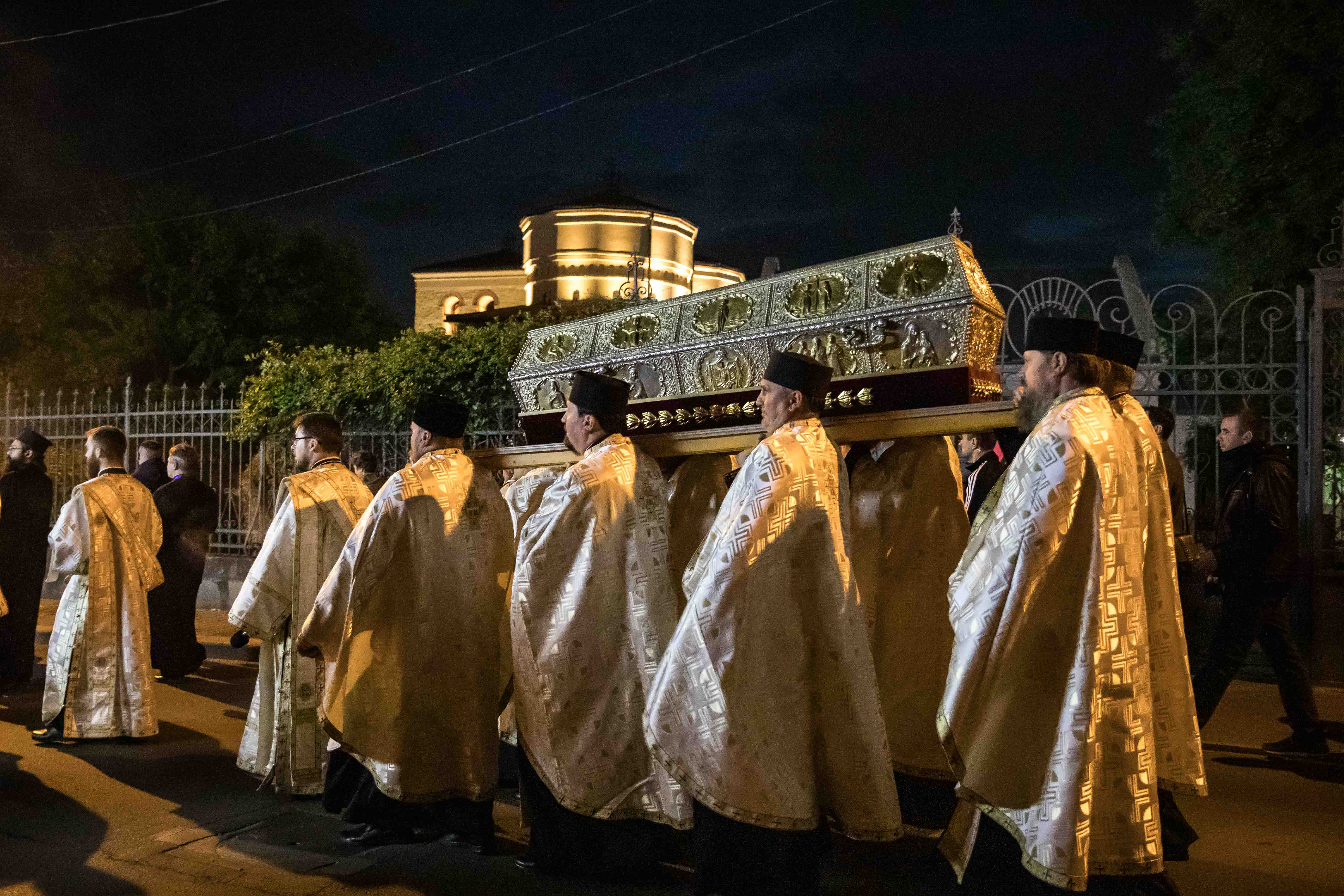 După doi ani cu restricții, moaștele Sfintei Parascheva au fost plimbate din nou prin Iași. „Ne întâlnim cu prieteni pe care nu i-am mai văzut dinainte de pandemie”