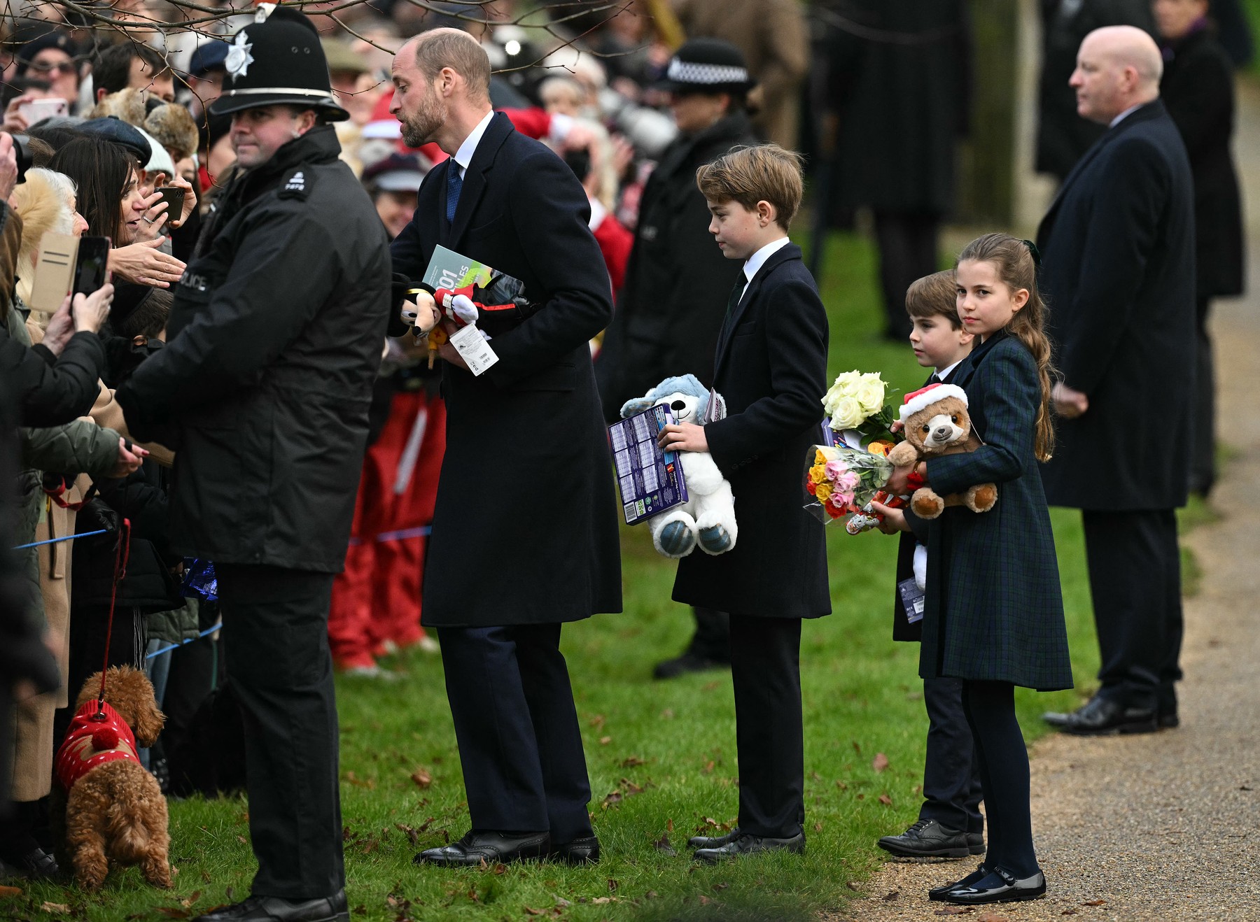 Crăciunul în familia regală britanică. Membrii familiei regale au participat la slujba de la Sandringham | VIDEO