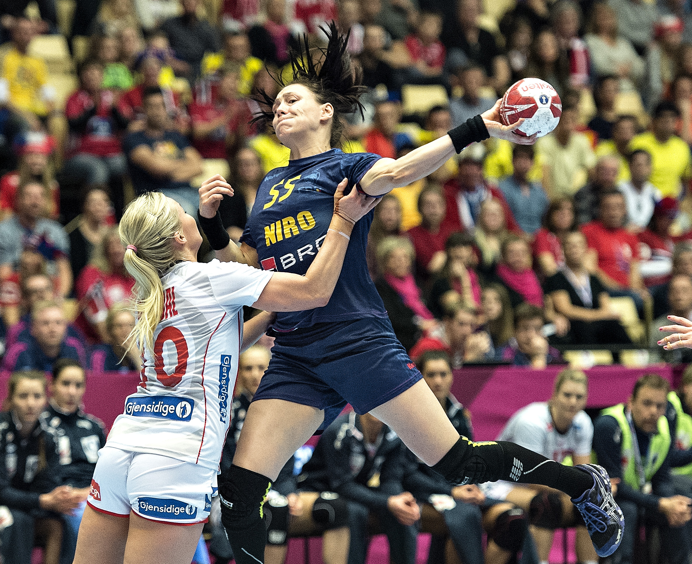 ”Secundul” Costică Buceschi, după înfrângerea dramatică din semifinalele CM de handbal, 33-35 cu Norvegia, după prelungiri: ”Fetele mi-au spus că puteam juca până dimineață! Victoria lor a fost întâmplătoare!”. Goalkeeperul Paula Ungureanu: ”Sunt supărată, dar și foarte mândră de echipa noastră! Nordicele n-au fost mai bune ca noi”. TOATE REACȚIILE: presă, antrenori, jucătoare. ”Ca în rollercoaster”! / FOTO&VIDEO