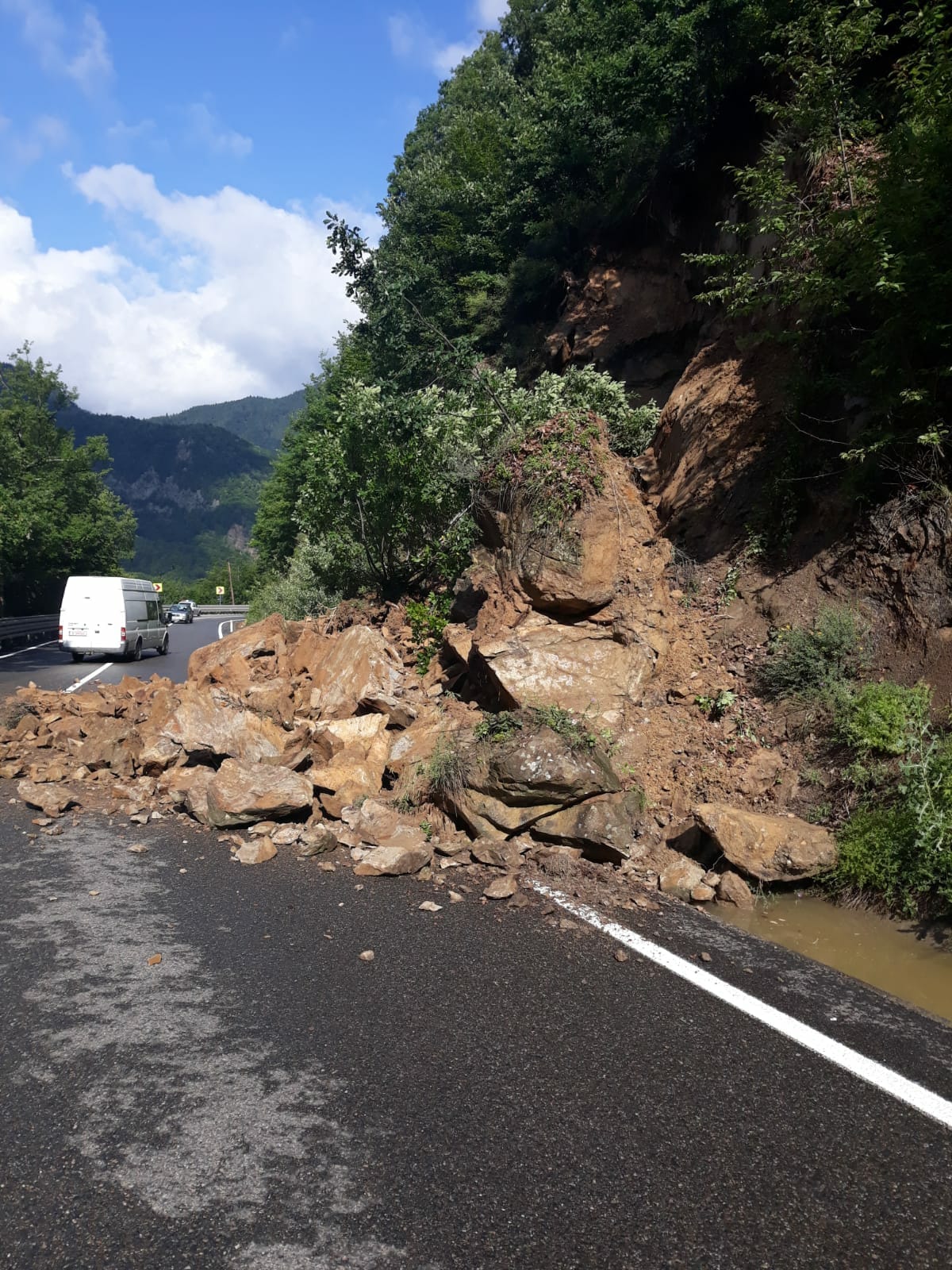 Drumurile afectate de inundații, duminică, 1 iulie. Podul de la Milisăuți, Suceava, a fost închis. Există risc de prăbușire din cauza viiturilor / FOTO