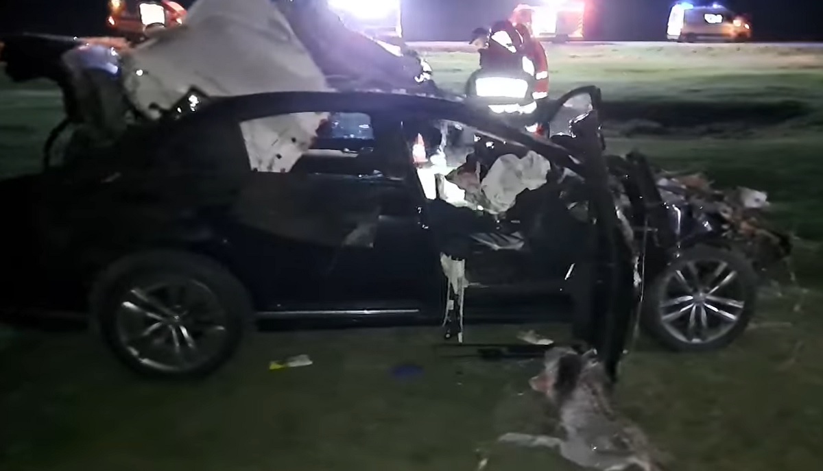 Un șofer și un cal au murit la Podu Iloaiei, în Iași. Filmul accidentului cu două mașini și o căruță care traversa noaptea șoseaua