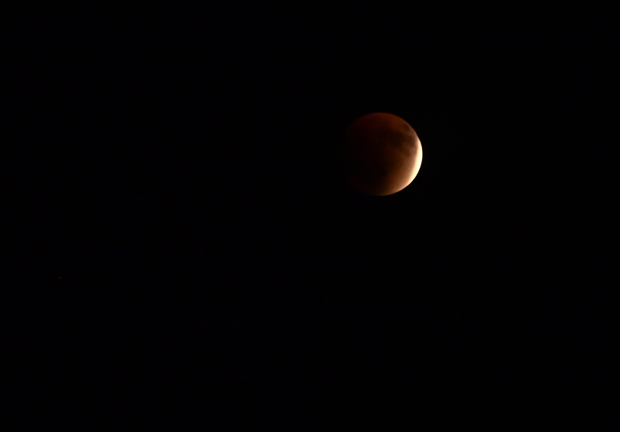 Cum a fost surprinsă „Luna sângerie” pe cerul României: imagini cu eclipsa totală