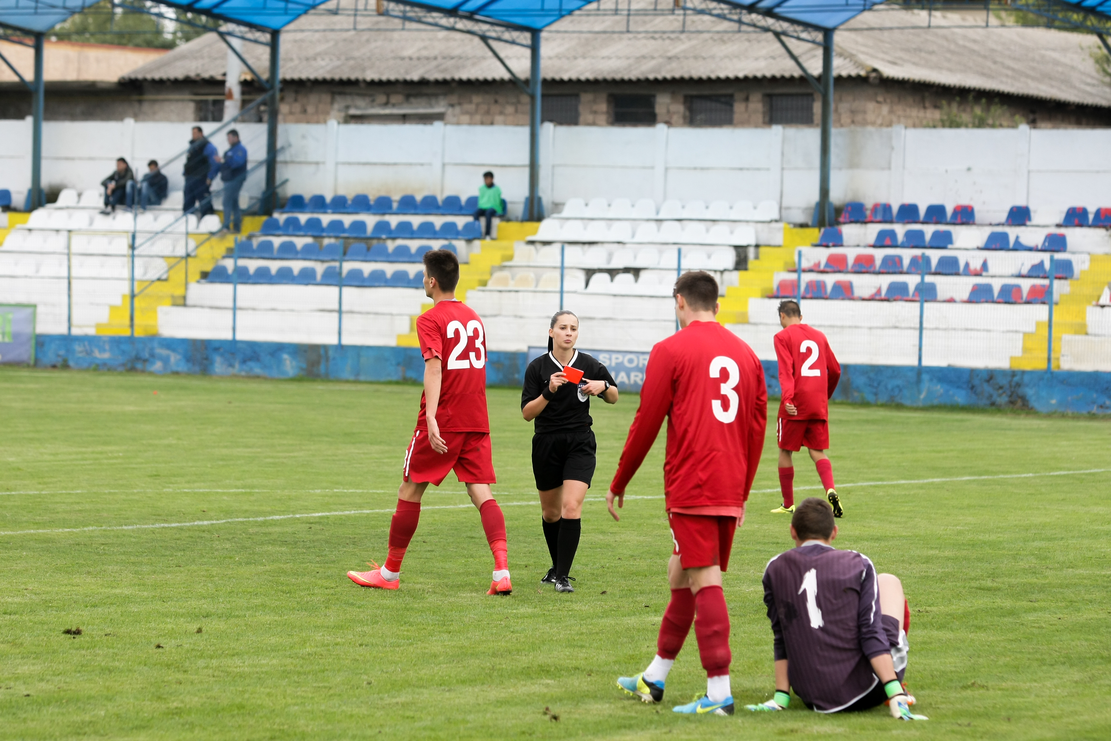 ”Vai de capul vostru!”. Trei arbitre care vor pe lista FIFA, față-n față cu atmosfera de la un meci de Liga III