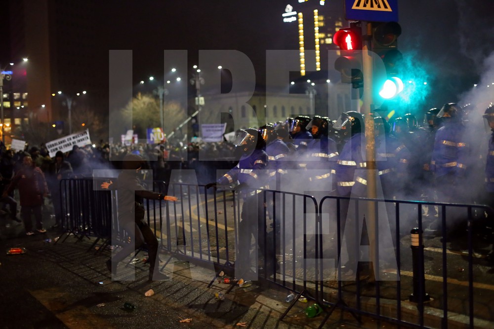 Violențe între ultrași și jandarmi, miercuri seară, în Capitală, pe finalul protestelor / FOTO & VIDEO