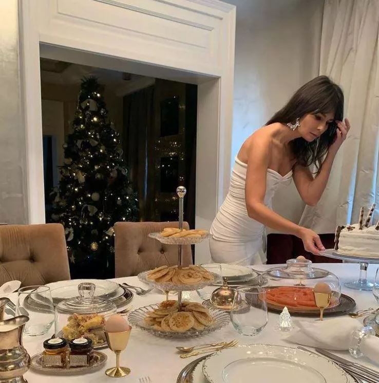 Imagini din sufrageria Danei Budeanu. Cum a decorat bradul de Crăciun din casa ei