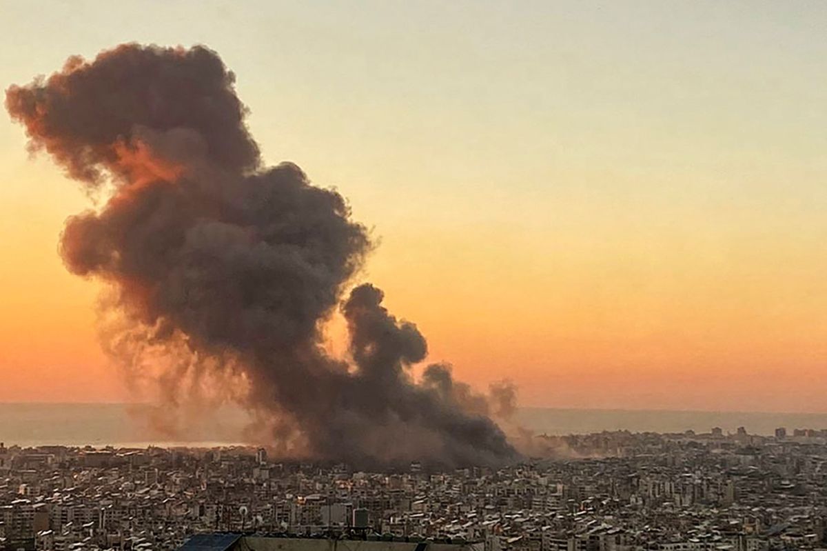 Bombardamente puternice în suburbiile capitalei libaneze Beirut. Israelul anunță că a vizat sediul central al Hezbollah