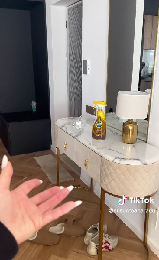 Cum arată noul apartament al Oanei Radu. Imagini din locuința artistei: „Patul este piesa de rezistență”