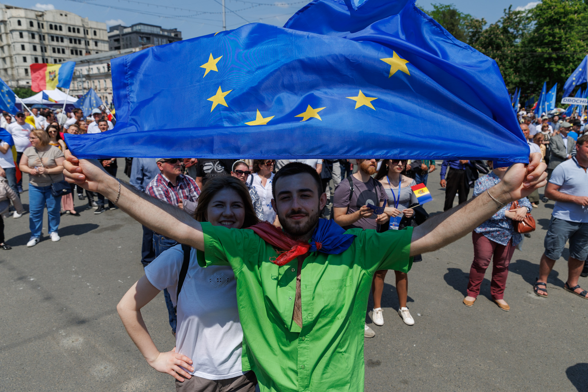 REPORTAJ. Marșul moldovenilor spre Vest a trecut peste șoselele pavate de sovietici. Libertatea a mers cu un autocar cu manifestanți spre piața din Chișinău în care 80.000 de oameni au strigat că vor în Europa