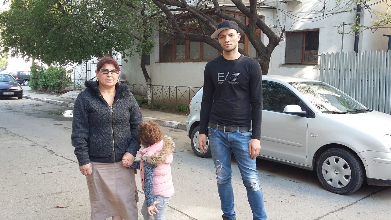 Un bărbat din Galaţi susţine că “mascaţii” l-au bătut fără să aibă vreo vină chiar în faţa fetiţei lui! FOTO