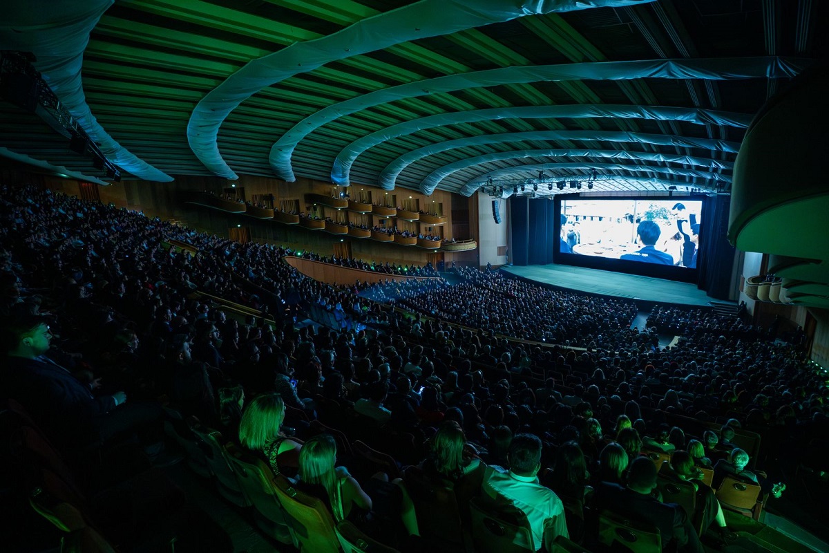 Tim Burton, invitat special la premiera filmului „Cravata Galbenă”. Declarațiile regizorului: „Voi avea mereu o legătură romantică cu România”