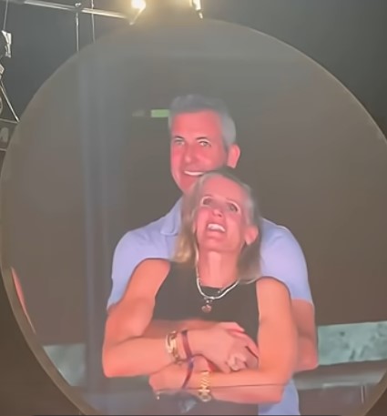 Moment stânjenitor la concertul Coldplay. Andy Byron, CEO-ul companiei Astronomer, surprins cu amanta și difuzat pe marele ecran