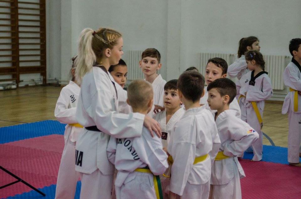 E blondă, frumoasă, licențiată în economie și scoate campioni pe bandă rulantă la Taekwondo GALERIE FOTO