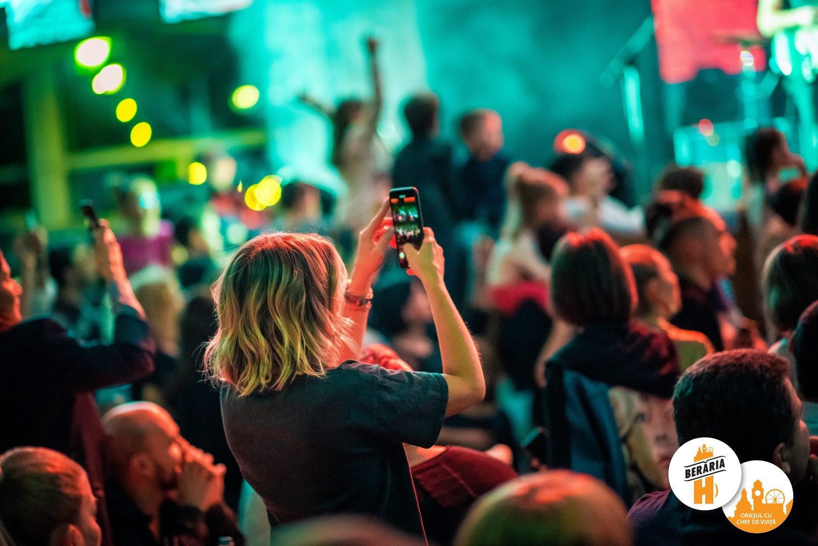 Cum a fost surprinsă Gina Pistol la un concert de-al lui Smiley. Îl susține din public | FOTO