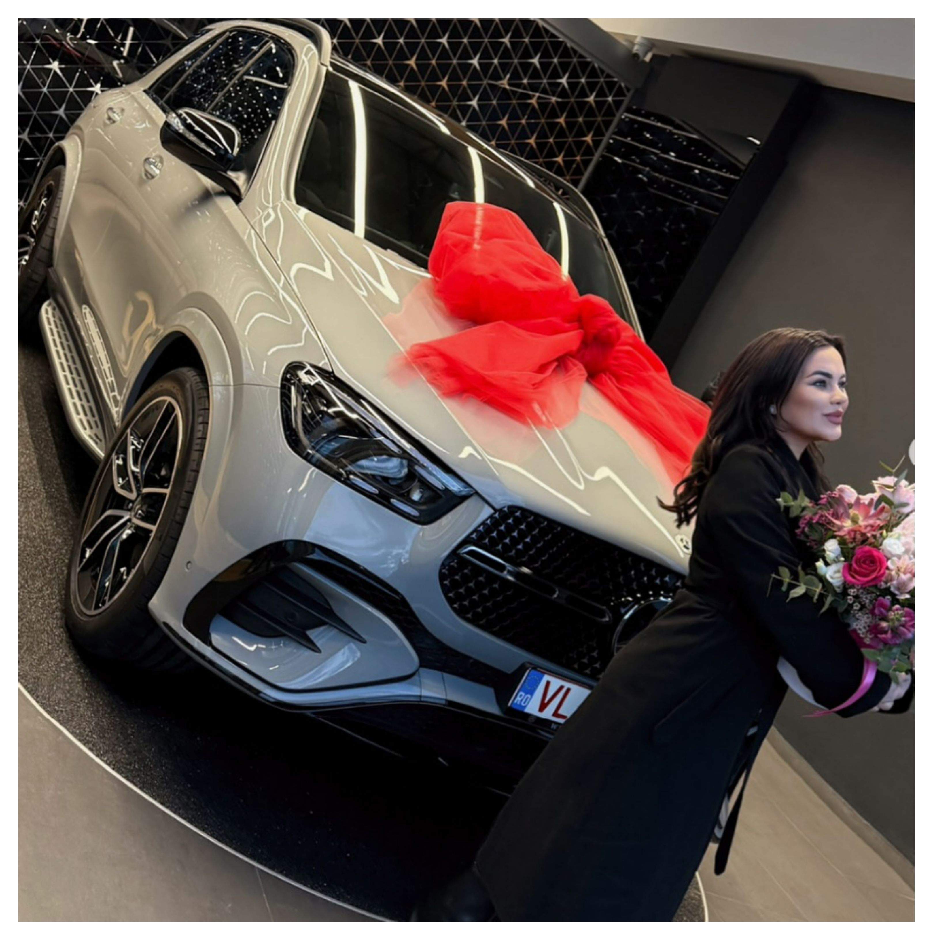 Ce bolid de lux și-a cumpărat Carmen de la Sălciua. Imagini cu noua achiziție a artistei de muzică populară