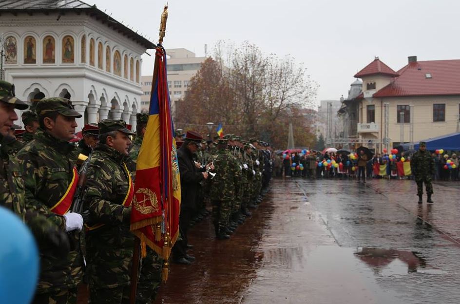 Militari în uniforme din Primul Război Mondial au defilat la Cluj de Ziua Națională. Mii de oameni din Ploiești au sărbătorit în ploaie Ziua Națională | FOTO&VIDEO