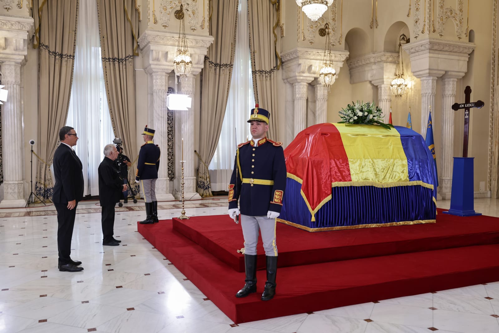 Ce conțineau pachetele date de pomană la înmormântarea lui Ion Iliescu. Zeci de persoane au participat la funeralii