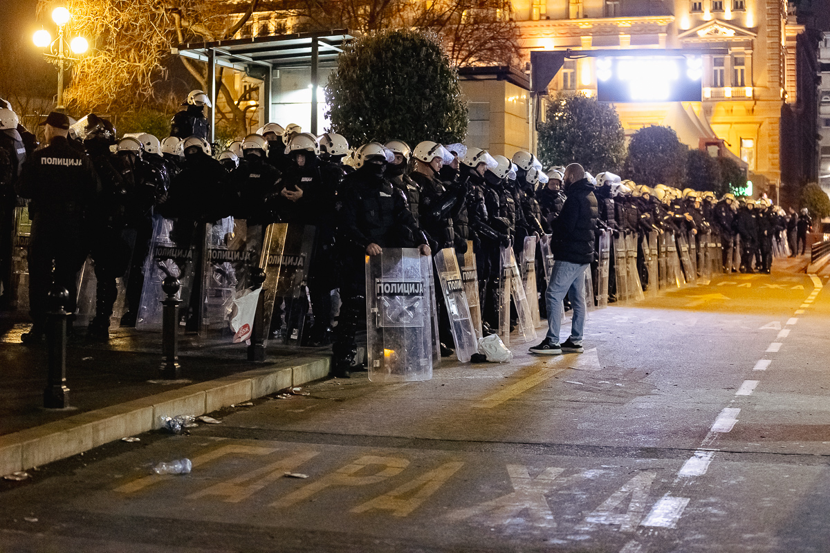 Marele protest de la Belgrad văzut din mulțime: Cratițele și tăcerea care au speriat Puterea FOTOREPORTAJ