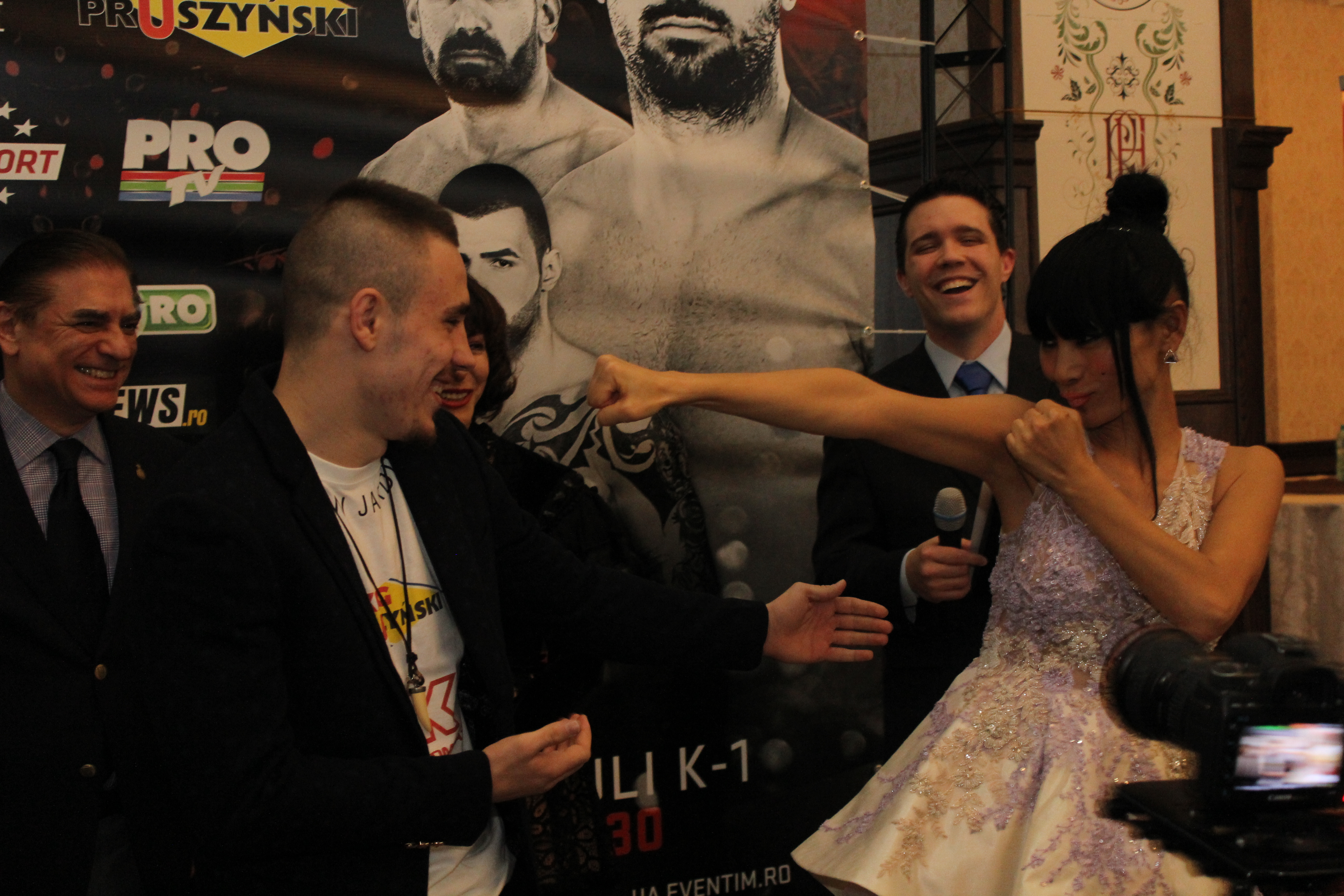 Luptătorii de la Superkombat Ploiești s-au confruntat pentru prima dată la cântarul oficial / GALERIE FOTO
