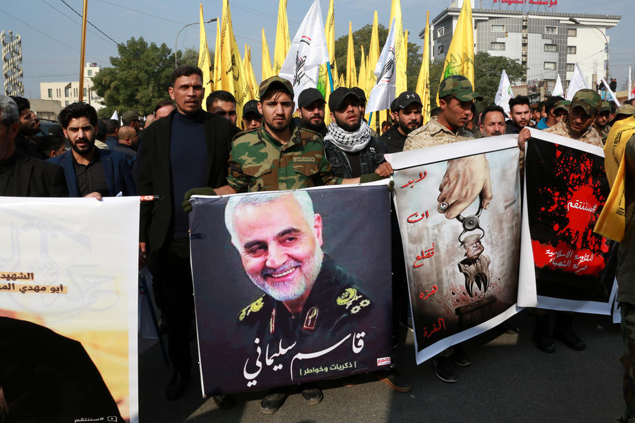 Sicriul cu trupul neînsuflețit al generalului Qassem Soleimani a fost adus la Bagdad. Zeci de mii de oameni au strigat "Moarte Americii!"