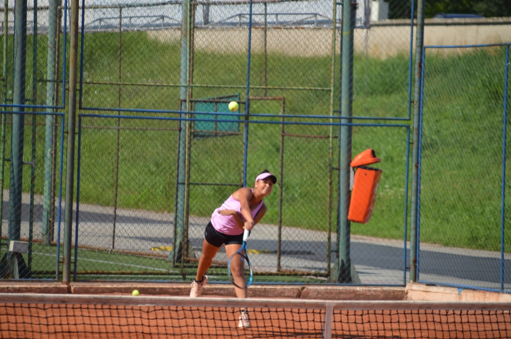 Ioana Loredana Roșca și-a adus buldogul francez la Arad. Fata a câștigat Roland Garros-ul la junioare / GALERIE FOTO