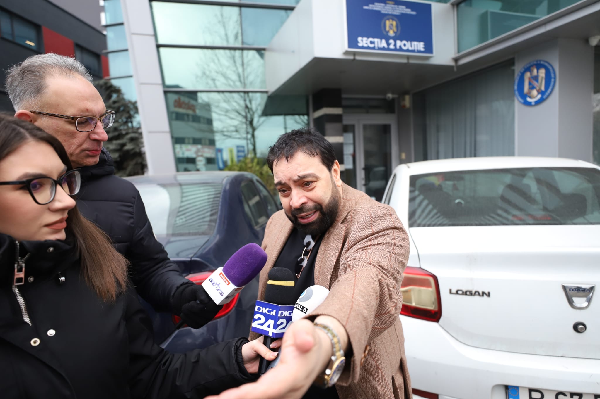 Florin Salam, spectacol în fața unei secții de poliție din București: „Eu sunt șeful României. Mergeam și cântam și într-un grajd”