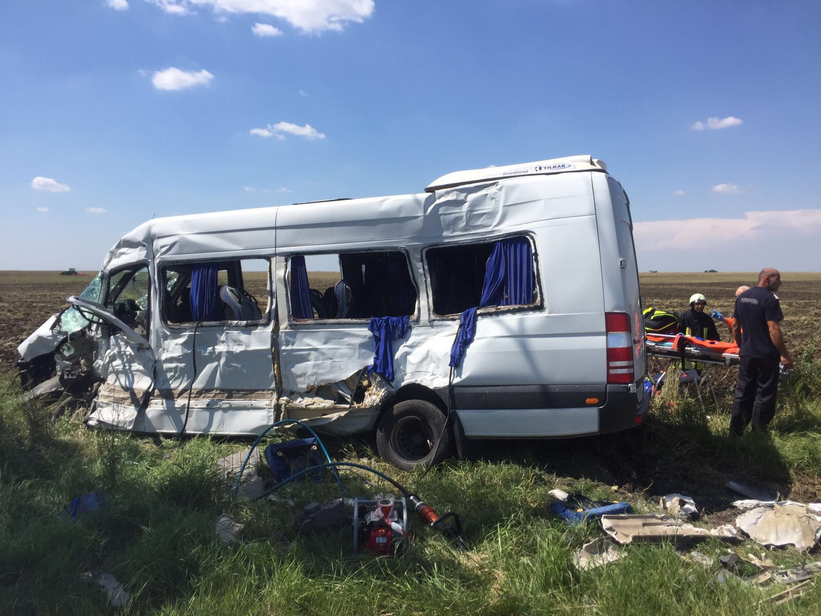 FOTO&VIDEO/ Un mort și 13 răniți, după ce un microbuz s-a lovit de un TIR. Cauza accidentului