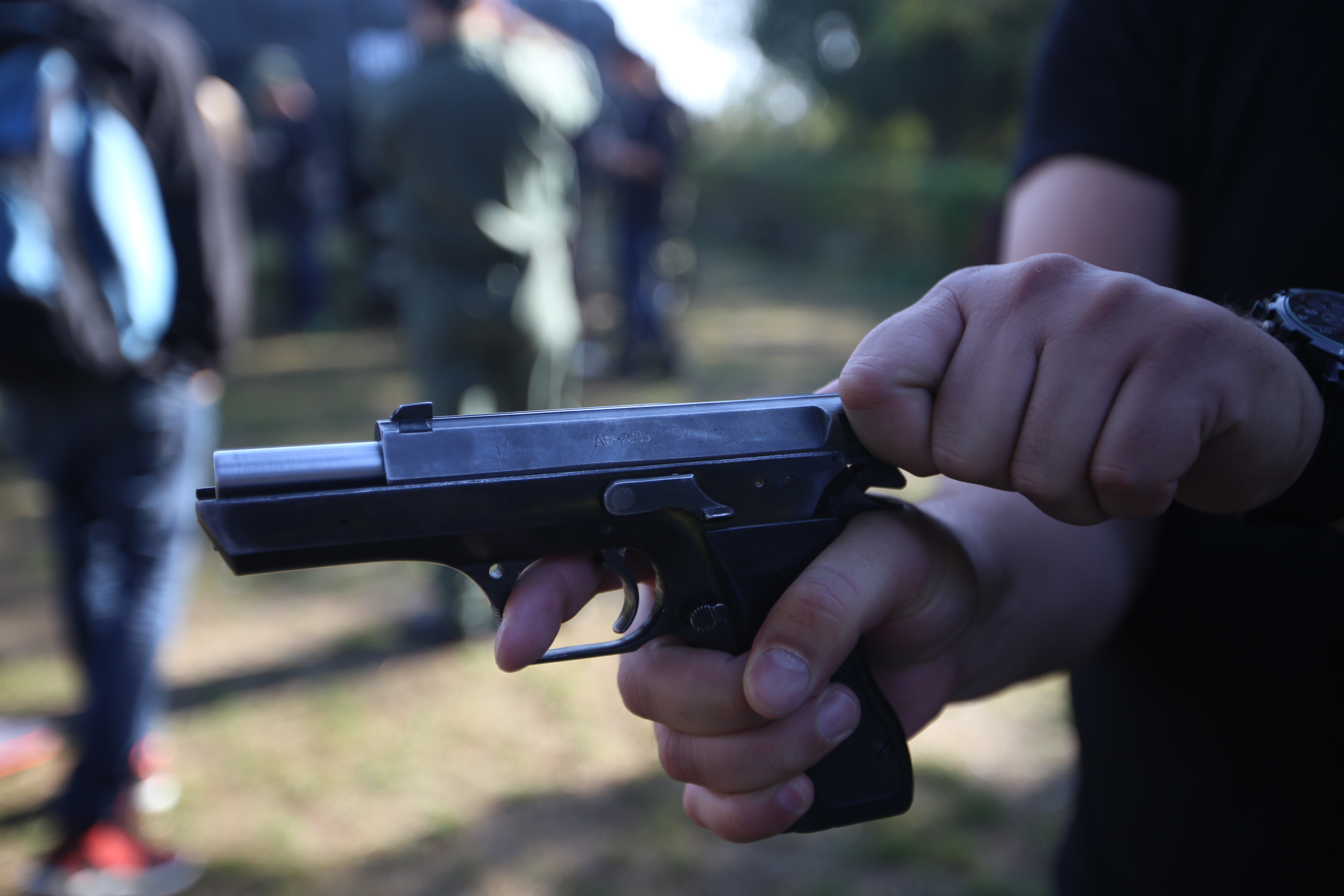 VIDEO | Reportaj cu arma-n mână. Am testat mitraliera NATO și pistolul pentru luptă urbană