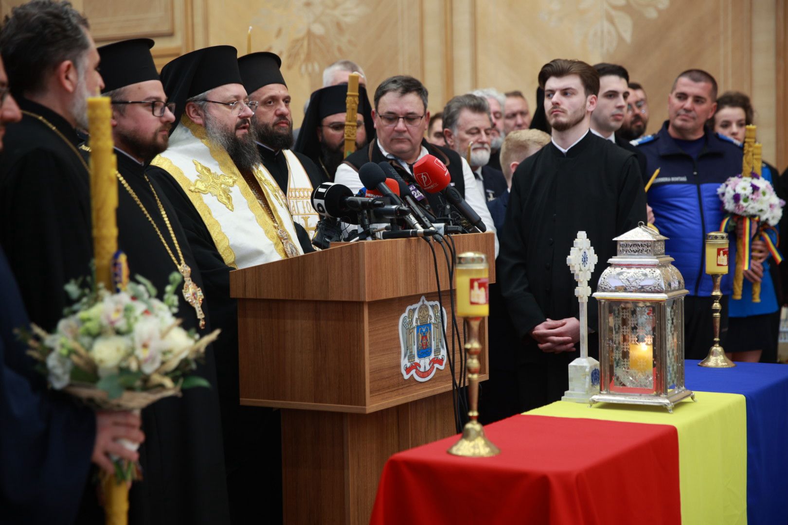 Sfânta Lumină de la Ierusalim a ajuns în România: „Este semnul că iubirea lui Dumnezeu nu moare niciodată”