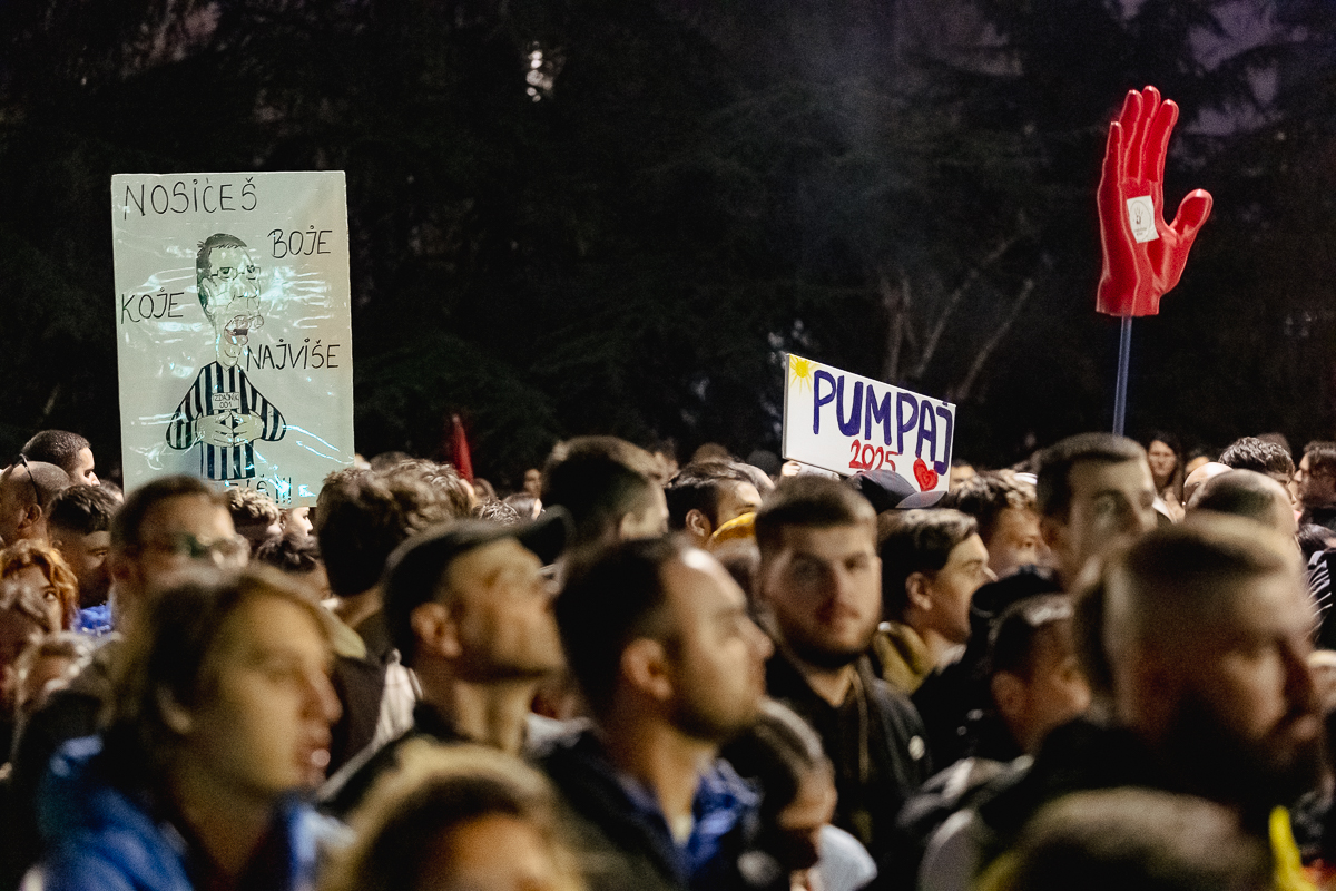 Marele protest de la Belgrad văzut din mulțime: Cratițele și tăcerea care au speriat Puterea FOTOREPORTAJ