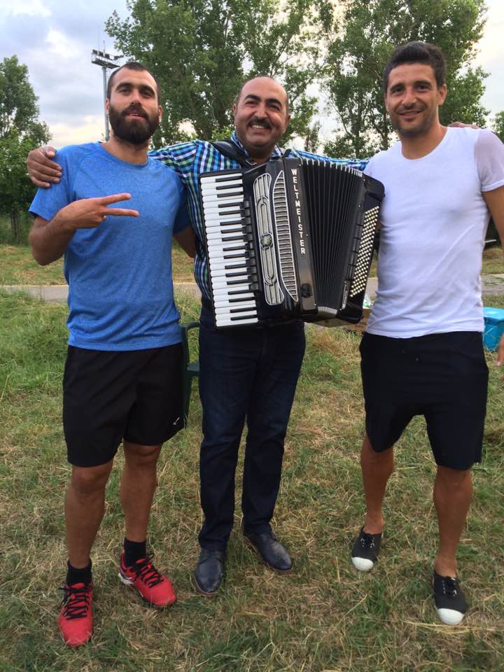 VIDEO | Cine este lăutarul care a animat petrecerea campionilor de la CFR Cluj. Iulian de la Ciocănești le-a cântat unor sportivi celebri: Simona Halep, Ilie Năstase sau Lucian Bute