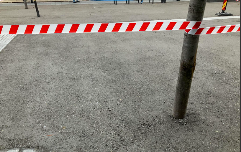 Muncitorii au turnat pietriș tasat în jurul copacilor, pe o stradă din centrul orașului Cluj-Napoca. RADP: „Nu mai suntem în asociere, nu am luat nici un leuț”