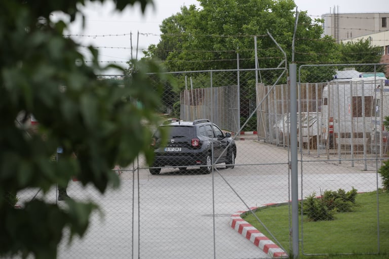 VIDEO / Liviu Dragnea a fost încarcerat la Penitenciarul Rahova. S-a aruncat cu hârtie igienică spre el când a ajuns acolo. Anunțul poliției