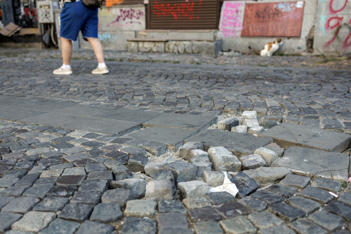 Curățarea Centrului Istoric a început, dar nu se vede. Cea mai profitabilă zonă turistică din București arată deplorabil