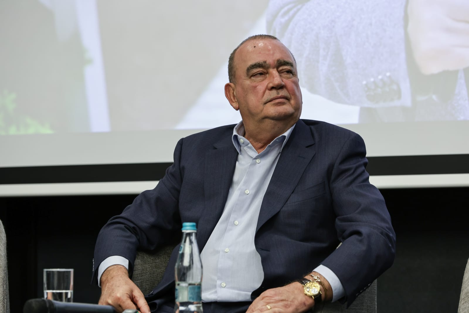 Cristi Borcea, apariție fabuloasă la evenimentul de lansare a candidaturii lui Gigi Nețoiu, pentru Primăria Capitalei. A purtat un ceas de peste 100.000 de euro