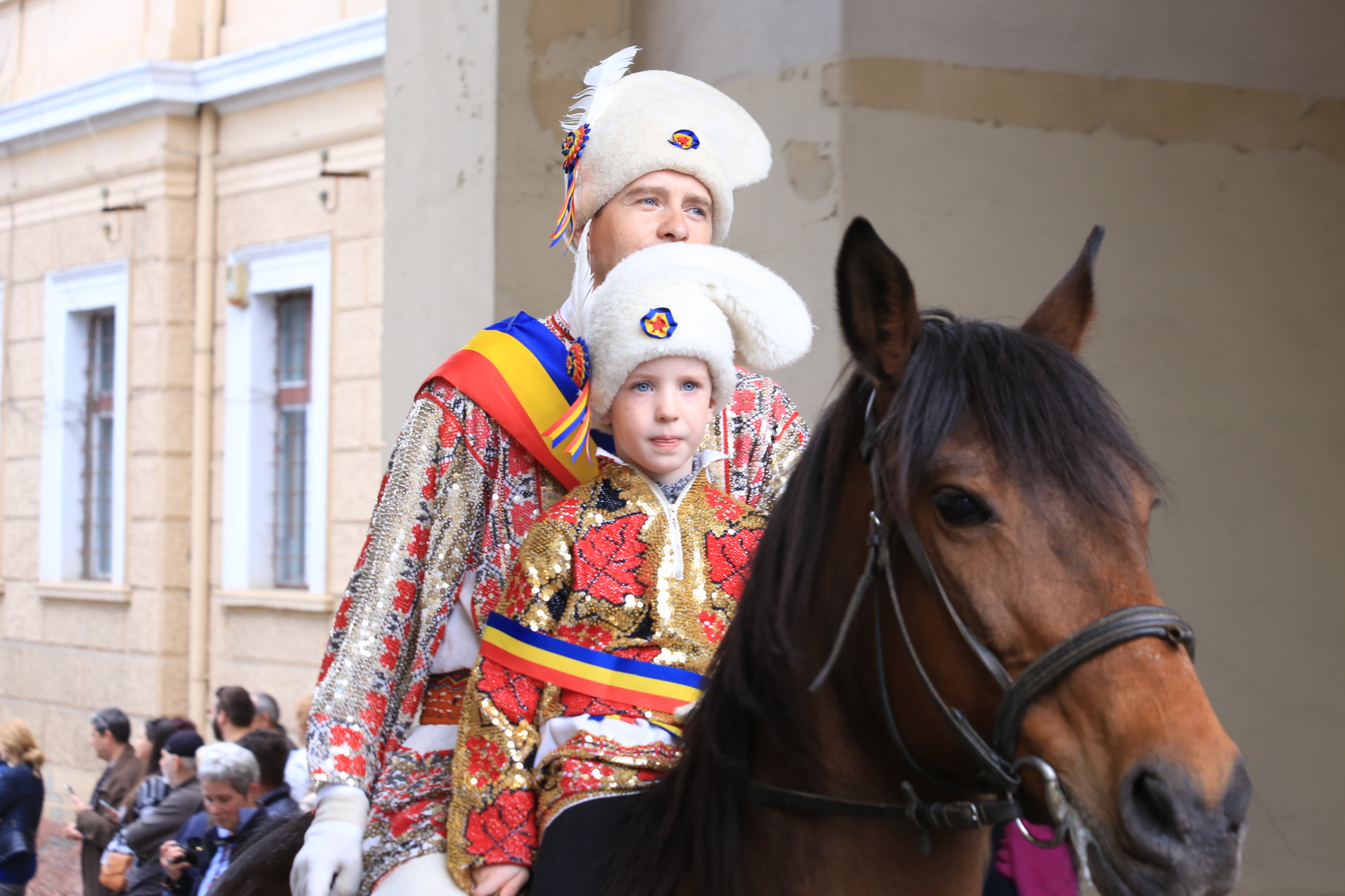Mii de oameni au asistat la Parada Junilor la Brașov | GALERIE FOTO