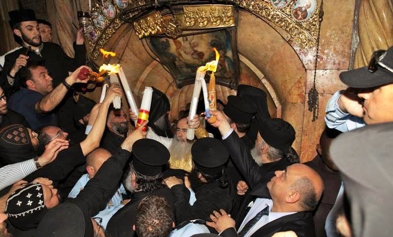UPDATE. Lumina Sfântă, care anunță miracolul Învierii Mântuitorului, împărțită în Biserica Sfântului Mormânt / GALERIE FOTO