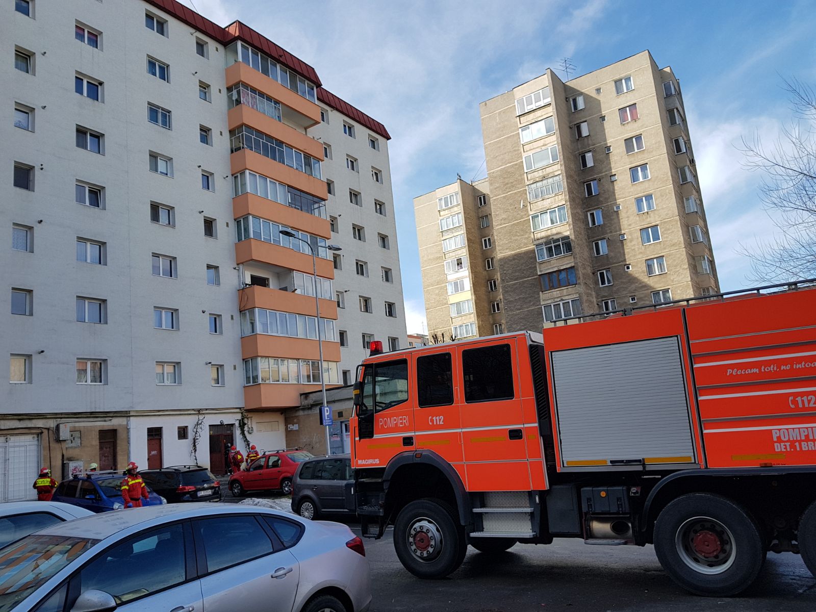 Explozie într-un apartament din Braşov. O persoană a suferit arsuri, iar o femeie un atac de panică/ FOTO&VIDEO