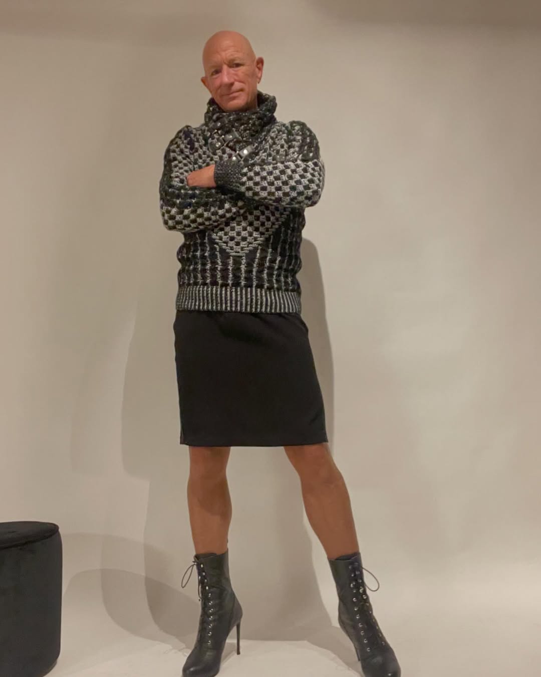 Cine e Mark Bryan, bărbatul în fustă și pe tocuri de la „Chefi la cuțite”. A redefinit moda și toată planeta îl cunoaște