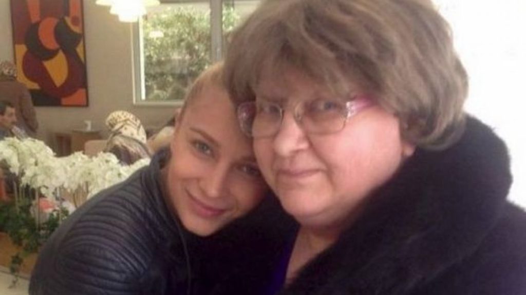 Lora, mesaj dureros în memoria mamei sale: „Rareori trece o zi fără să-mi imaginez cum ar fi fost dacă o mai aveam”