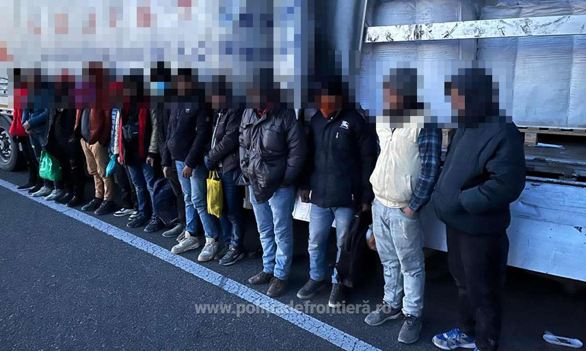 137 de migranți, găsiți ascunși printre mărfuri, în 5 TIR-uri care ieșeau din țară pe la Vama Nădlac