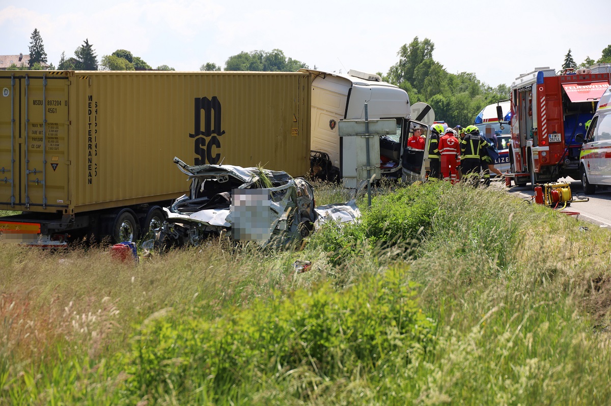 Imagini de groază cu duba în care a murit un curier român, lovit de un TIR pe o șosea din Austria