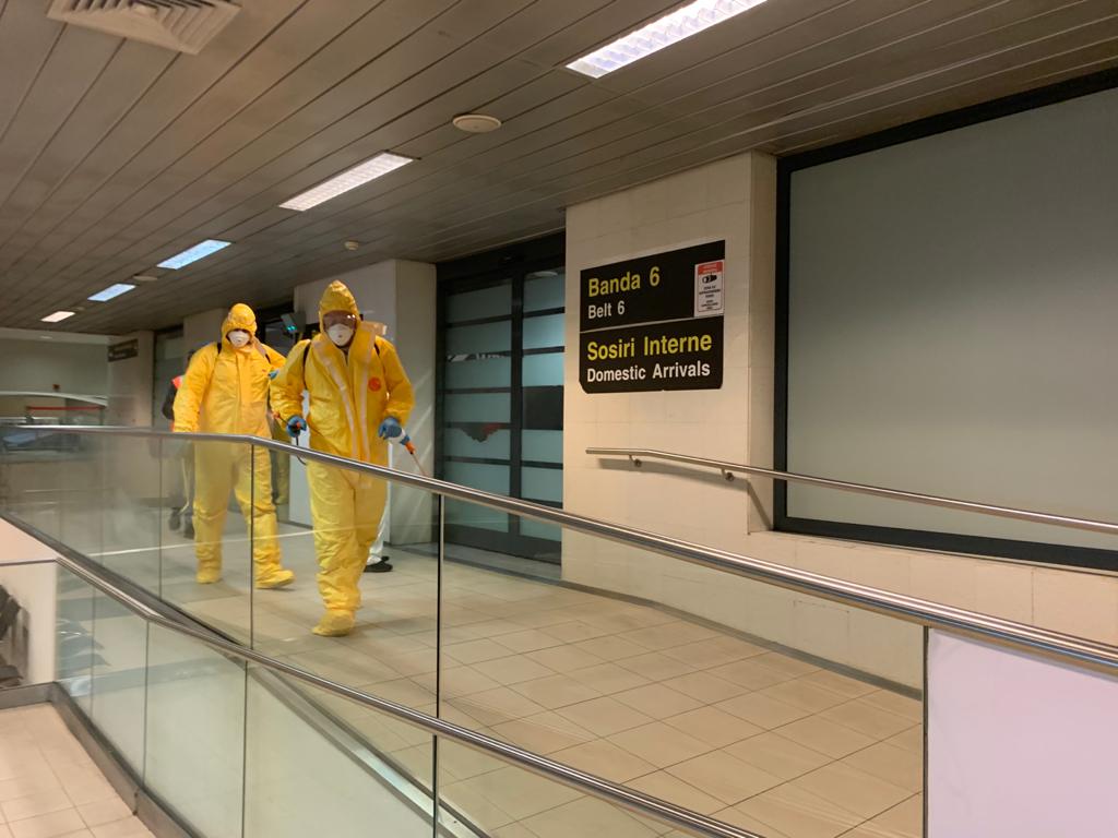 Măsuri de dezinfecție pentru coronavirus pe Aeroportul Otopeni. Ce se întâmplă în zona pe unde vin pasageri din alte țări cu COVID-19