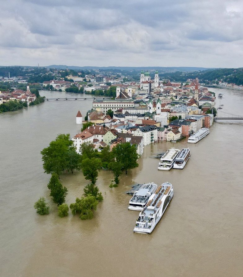 Nivelul apei pe Dunăre e de două ori mai mare decât în mod normal în orașul german Passau și fluviul și-a revărsat apele pe străzi
