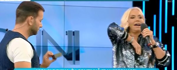 Ce are Vica Blochina în sutien. Nici prezentatorului TV nu i-a venit să creadă când a văzut | FOTO
