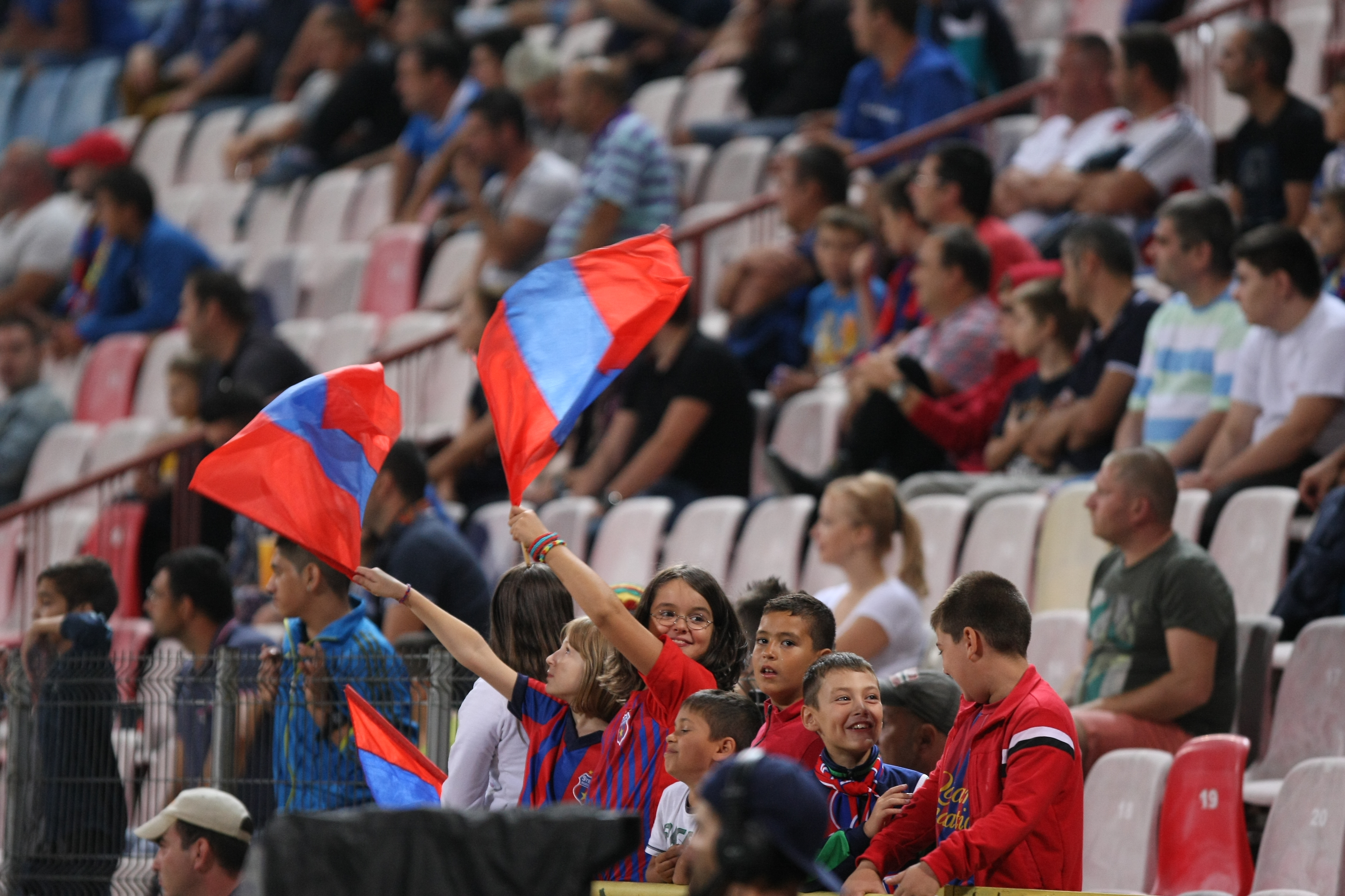VIDEO & GALERIE FOTO/ Liga I: Steaua - Gaz Metan 3-1. ^ "Dublă" Keşeru. Sânmărtean a înscris  direct din corner. Steaua a urcat pe primul loc