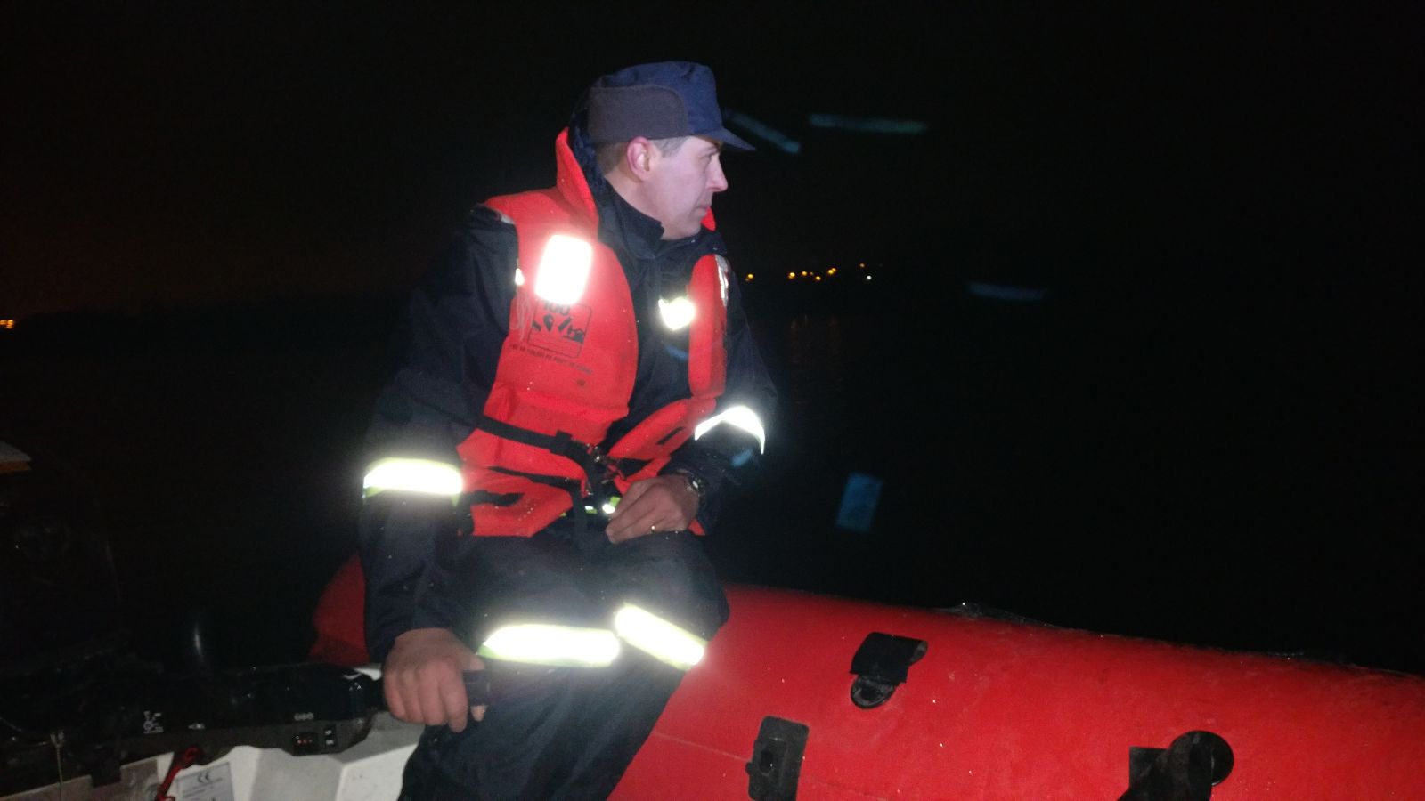 Tulcea: Un bărbat a murit după ce a vrut să testeze un nou motor de barcă. Amicul său a suferit un șoc hipotermic/ FOTO