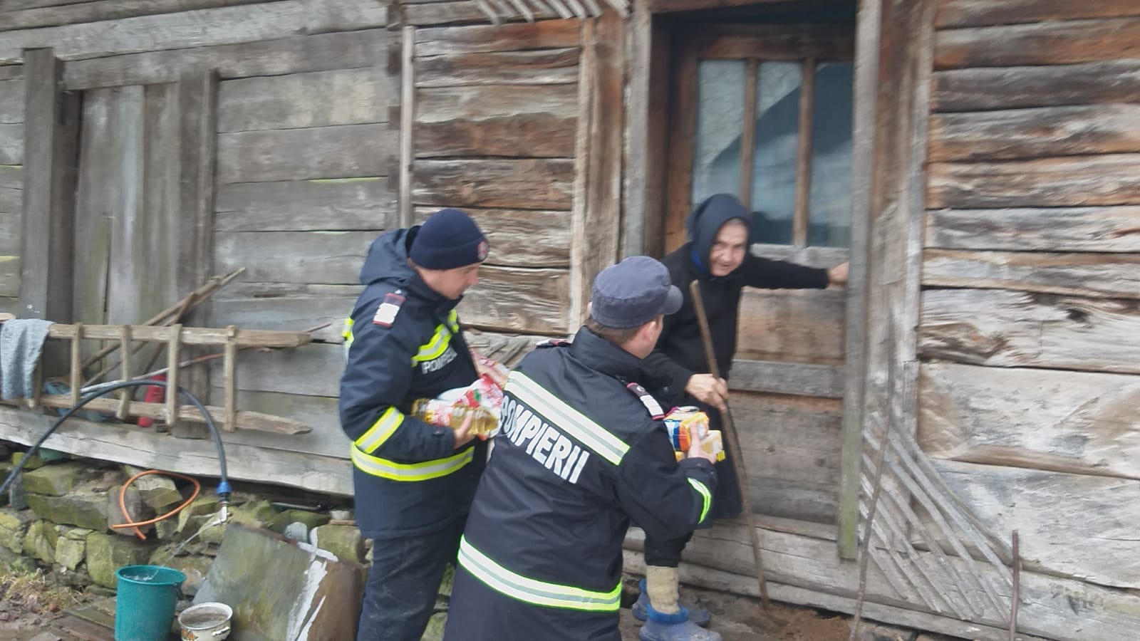 Ajutor nesperat pentru bătrânii din satele risipite din Munții Apuseni. Pompierii le-au adus în ranițe mâncare și apă / FOTO