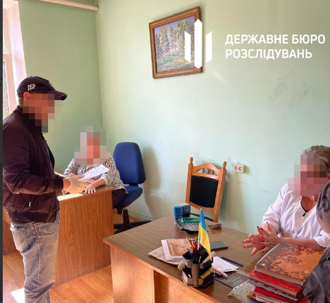 În timpul unui flagrant, un medic ucrainean a încercat să mănânce mita pe care o primise
