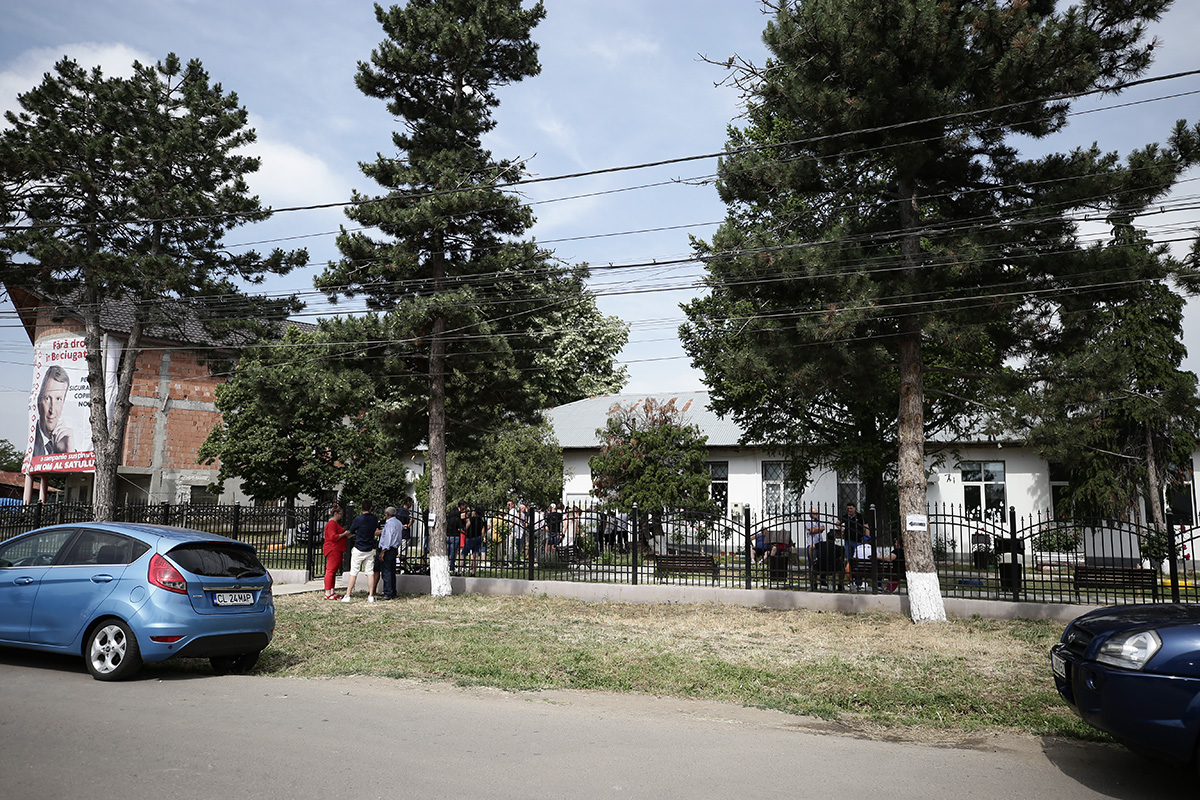 REPORTAJ Alegeri 2024 | Poliție, jandarmi și o bunică speriată de propria nepoată la Belciugatele: „M-a făcut în tot felul că am urcat în mașina primarului!”