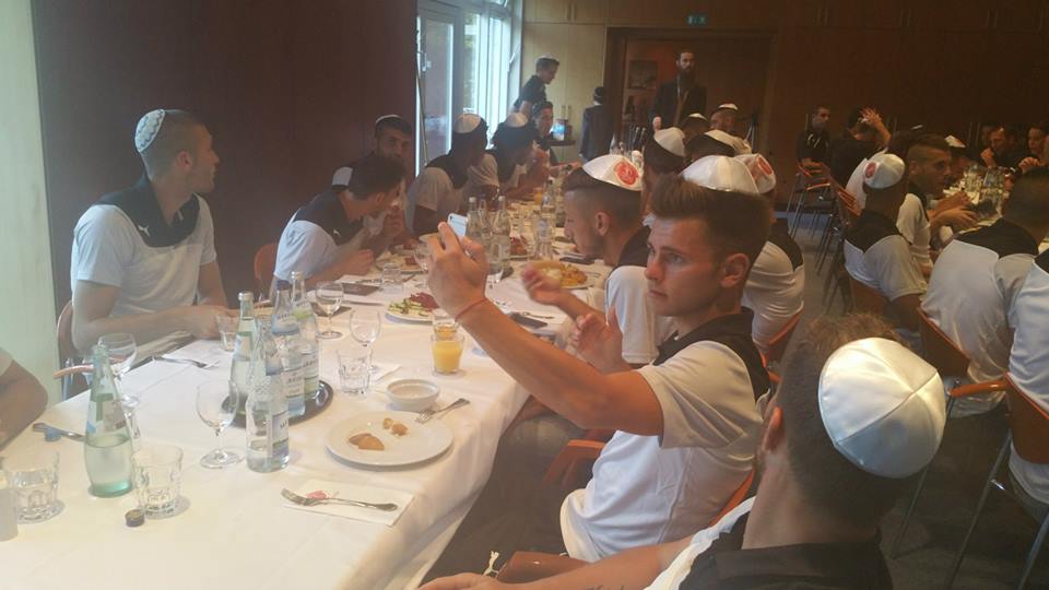 Pintilii şi Bumba respectă tradiţia evreiască la Hapoel Tel Aviv / GALERIE FOTO